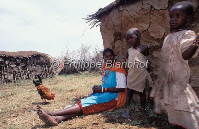 kenya 14.JPG - Femme Masai et ses enfantsRéserve de Masai MaraMasai Mara National ReserveKenya